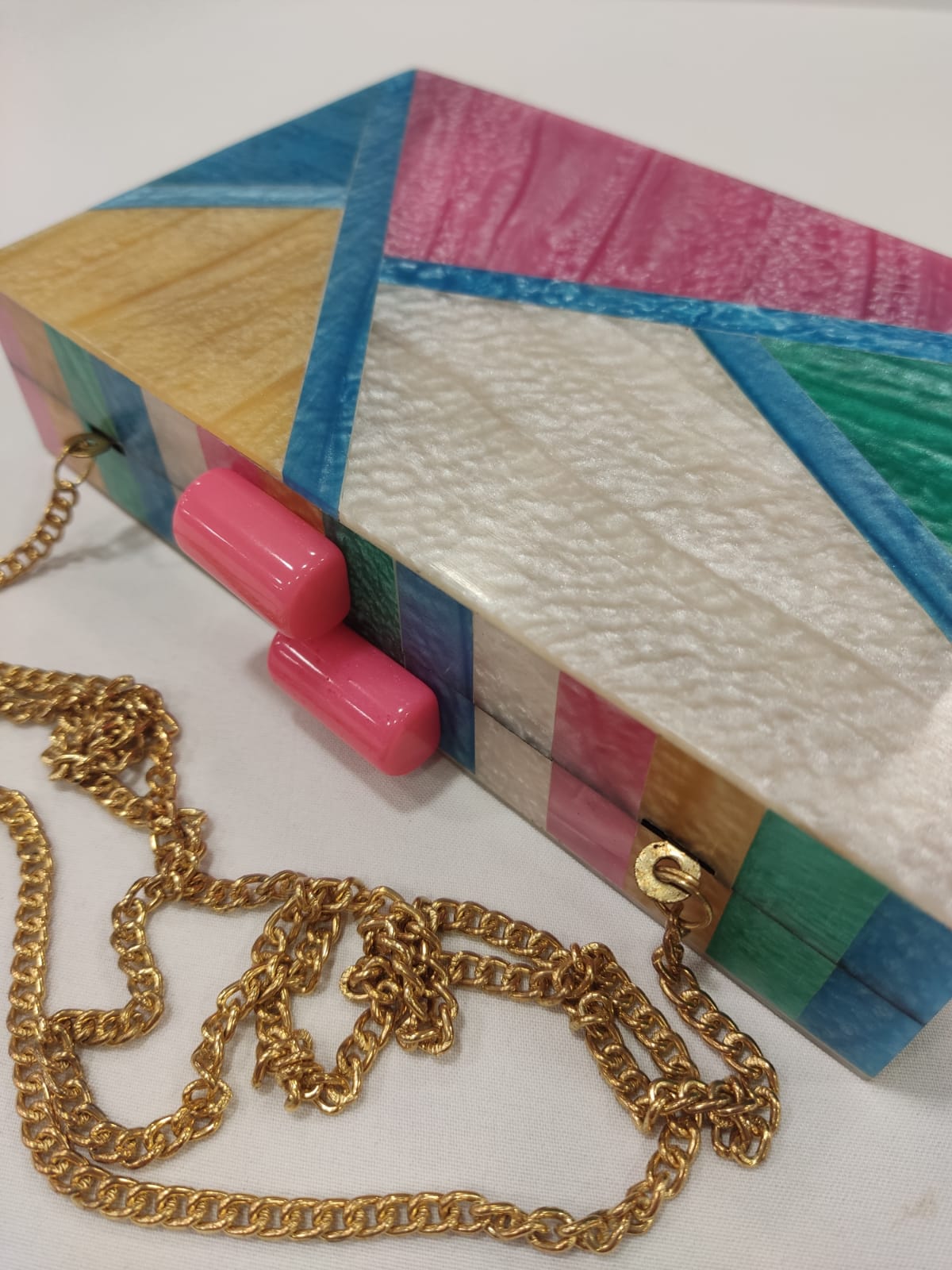 cartera-mano-clutch-anacarado-resina-multicolor-rosa-mostaza-verde-azul-blanco-tacones-laura-mod-10-367-1