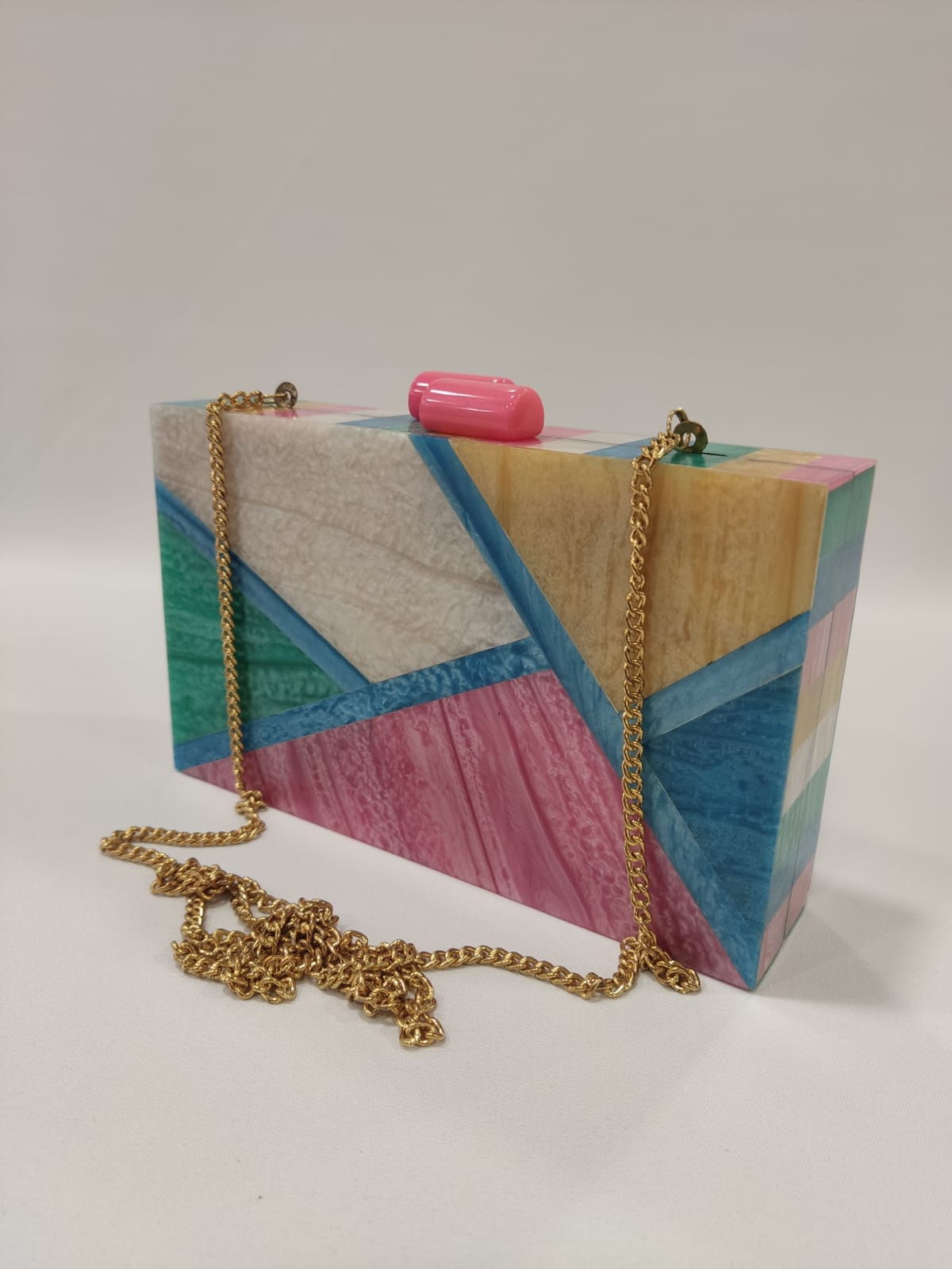 cartera-mano-clutch-anacarado-resina-multicolor-rosa-mostaza-verde-azul-blanco-tacones-laura-mod-10-367-2