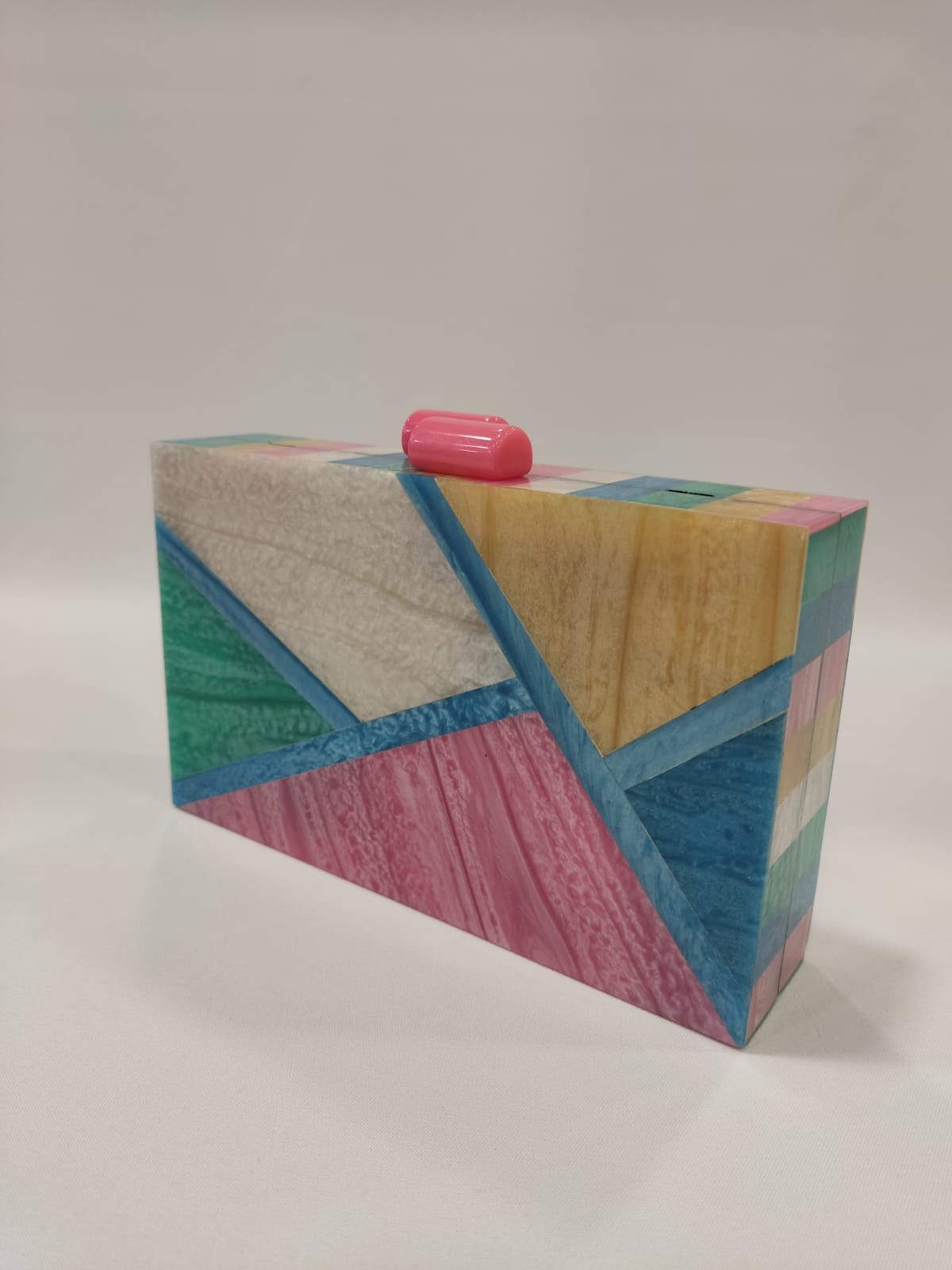 cartera-mano-clutch-anacarado-resina-multicolor-rosa-mostaza-verde-azul-blanco-tacones-laura-mod-10-367-3