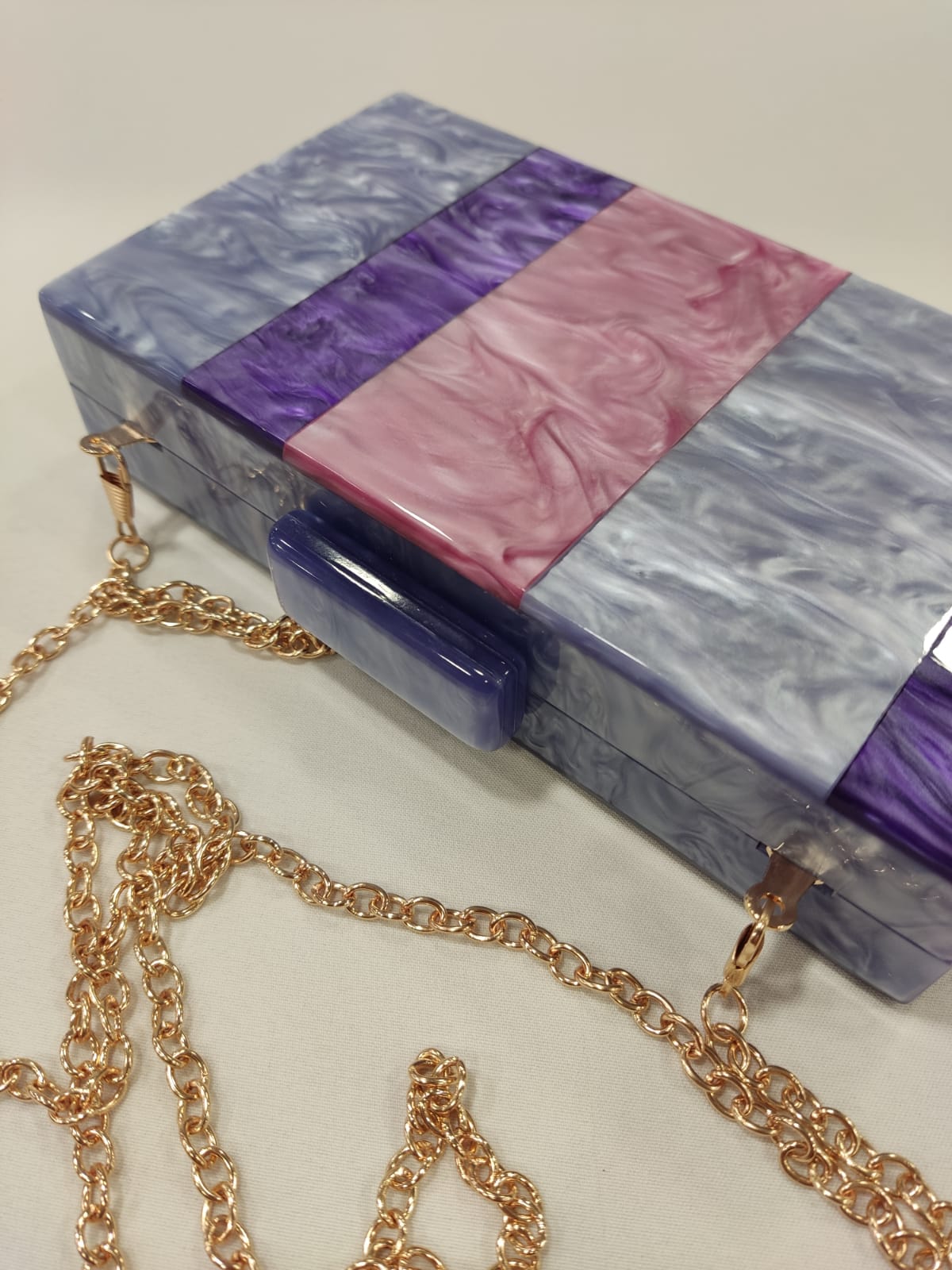 Cartera-mano-clutch-resina-malva-rayas-lila-morado-rosa-mod-10-330-4