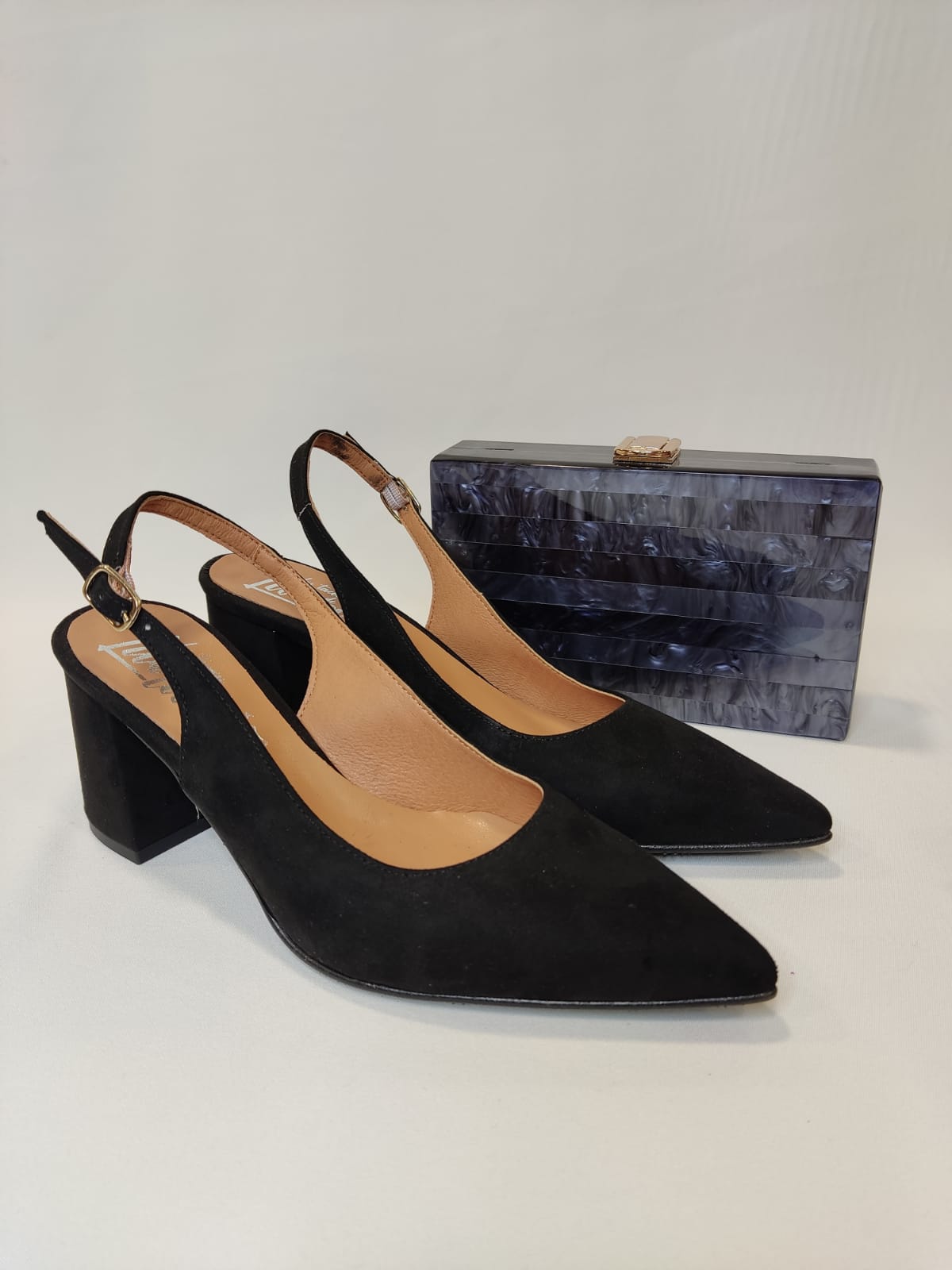 axel-destalonado-salon-tacon-ancho-tacones-laura-negro