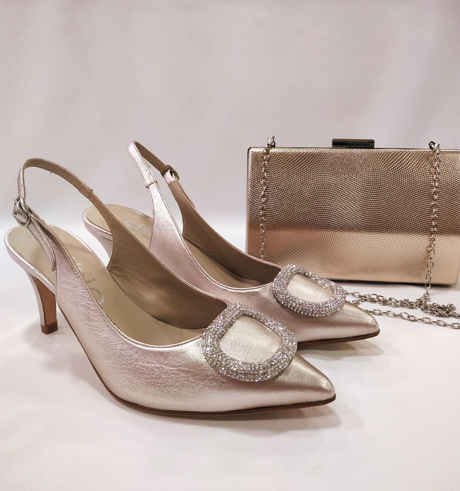 cartera-clutc-piel-labrada-oro-rosa-tacones-laura-seyer