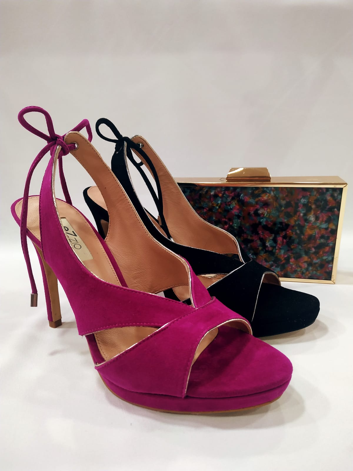 cartera-clutch-nacar-multicolor-brilli-sandalia-hamal-tacones-laura-marco-dorado