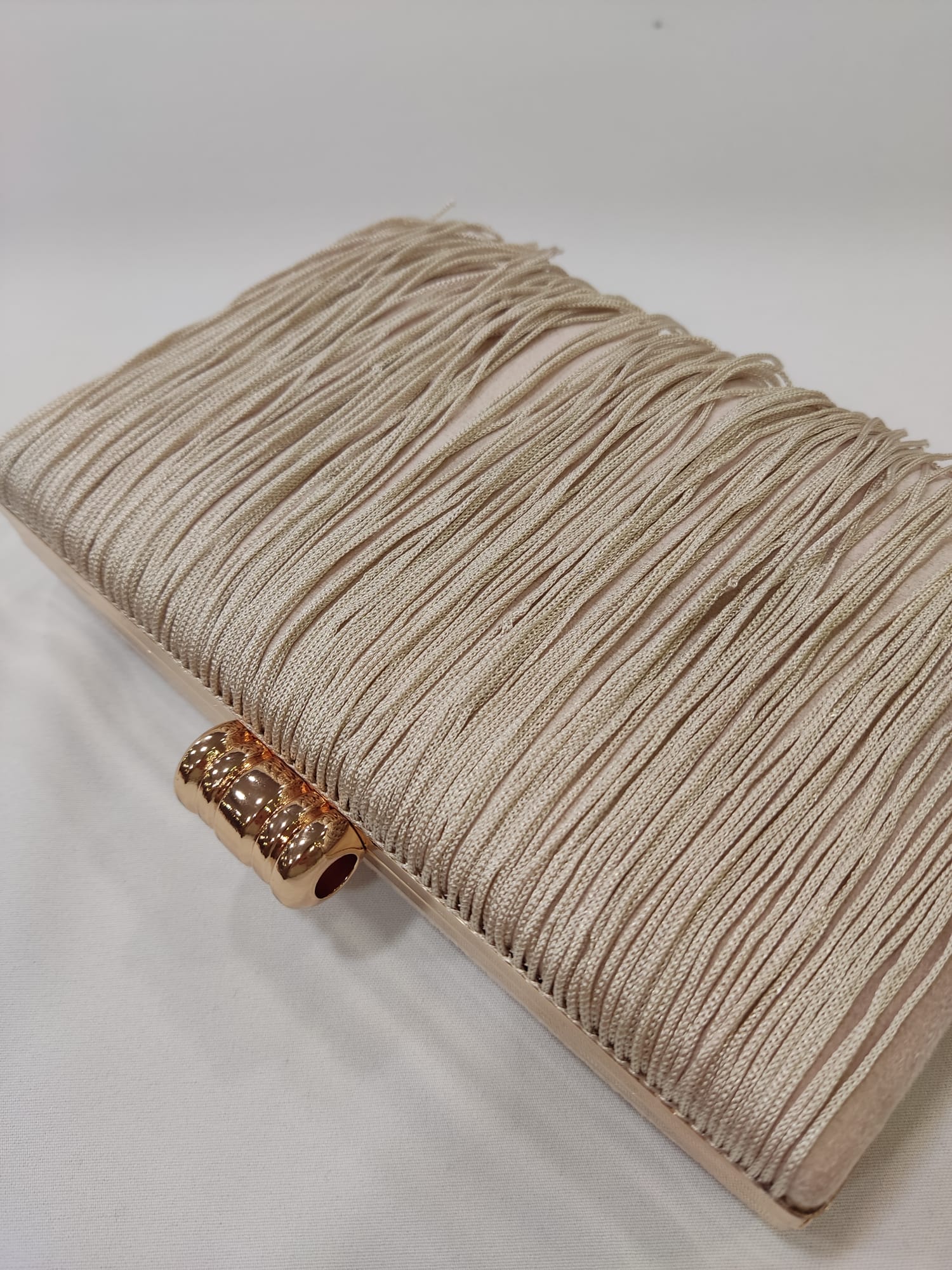 cartera-mano-clutch-flecos-beige-crudo-tacones-laura-mod-19-150-1
