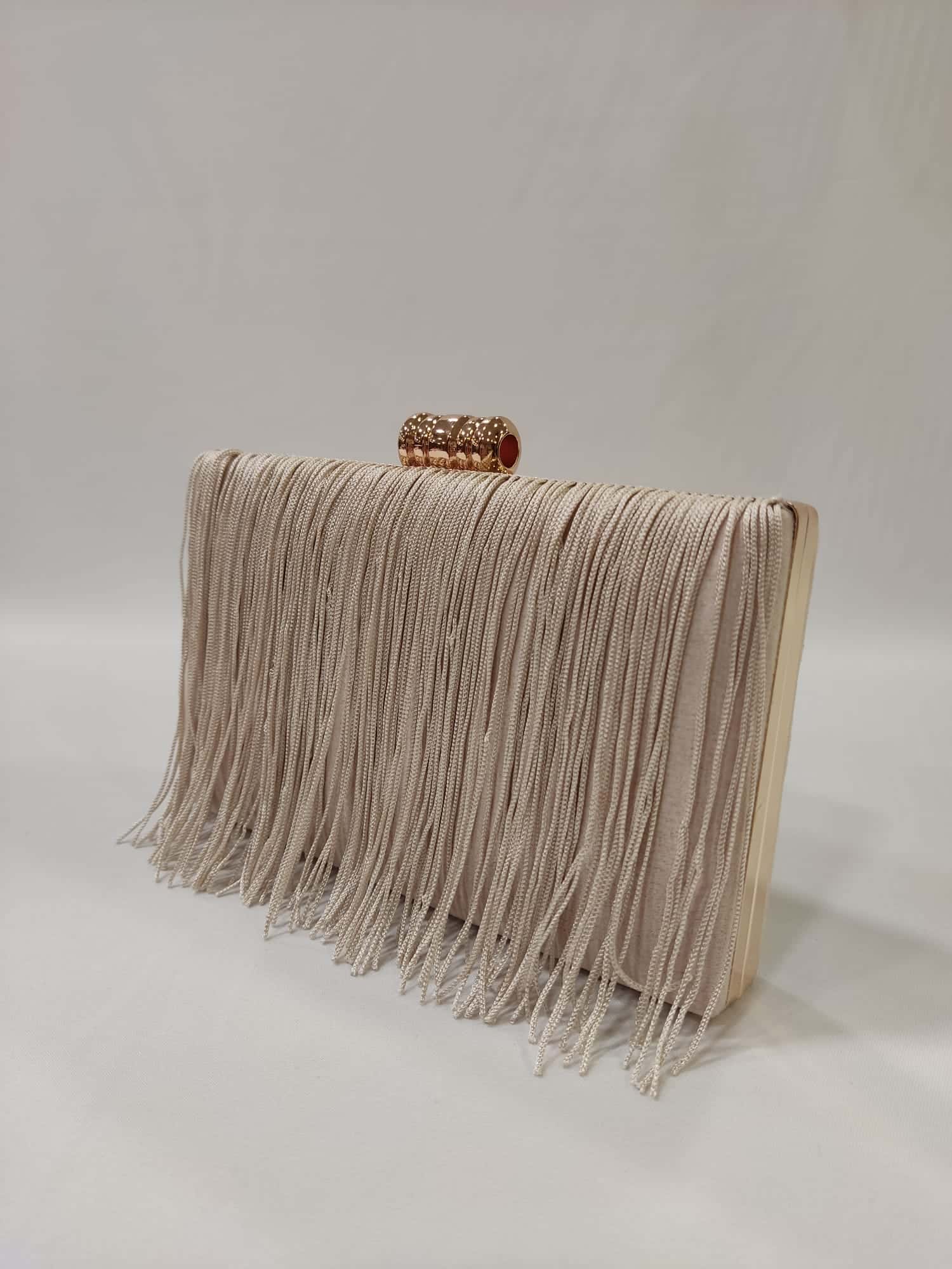 cartera-mano-clutch-flecos-beige-crudo-tacones-laura-mod-19-150-4