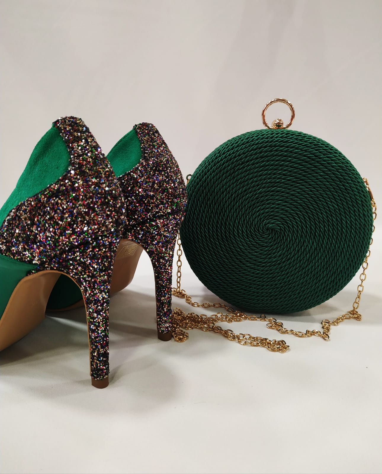 cartera-mano-clutch-redondo-tacones-laura-chiara-verde