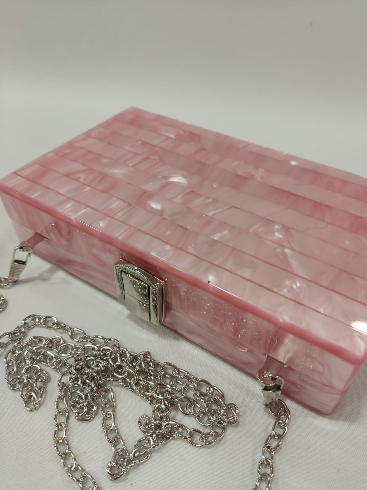 cartera-mano-clutch-tacones-laura-nacar-anacarada-rayas-rosa-claro-mod-10-316-1