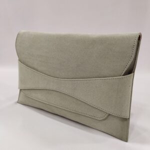 cartera-mano-sobre-verde-agua-aguamarina-tacones-laura-2