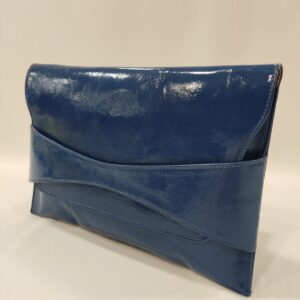 cartera-mano-tacones-laura-sobre-azul-klein-3