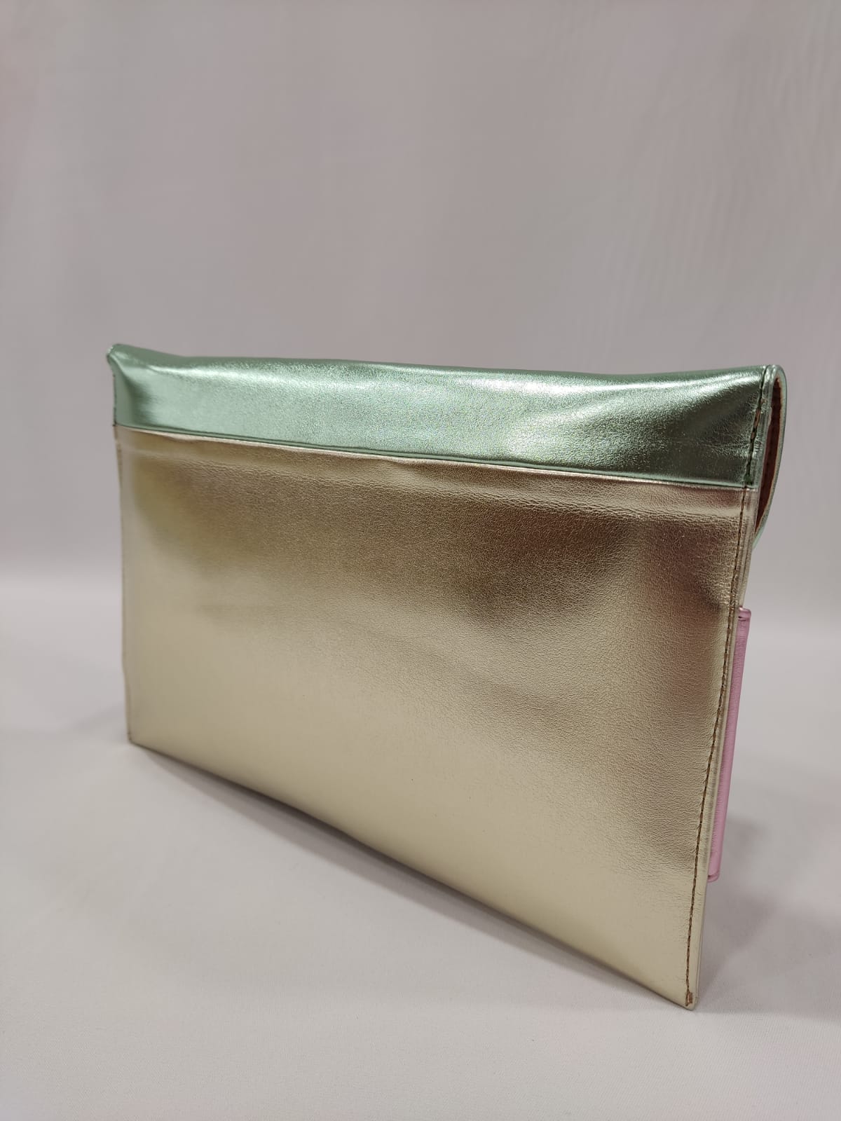 cartera-sobre-plano-banda-tacones-laura-tricolor-combi-dorado-rosa-verde-1