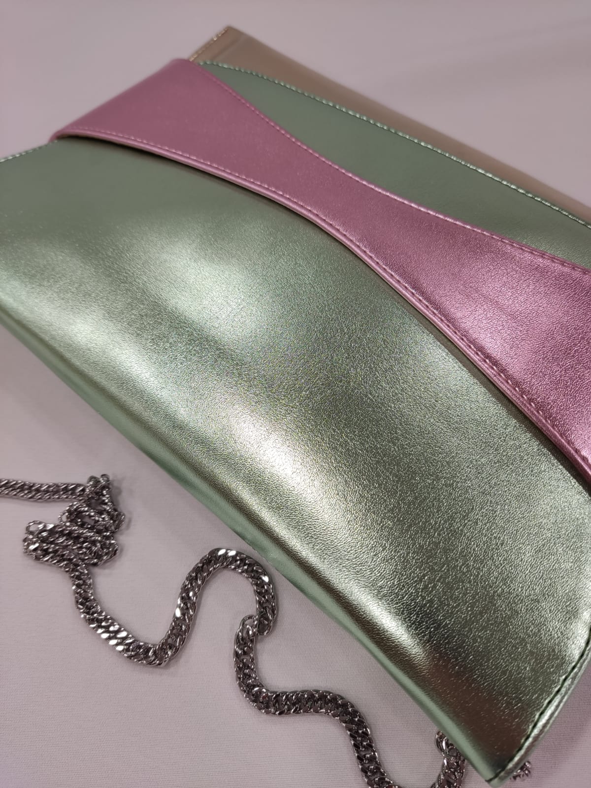cartera-sobre-plano-banda-tacones-laura-tricolor-combi-dorado-rosa-verde-2