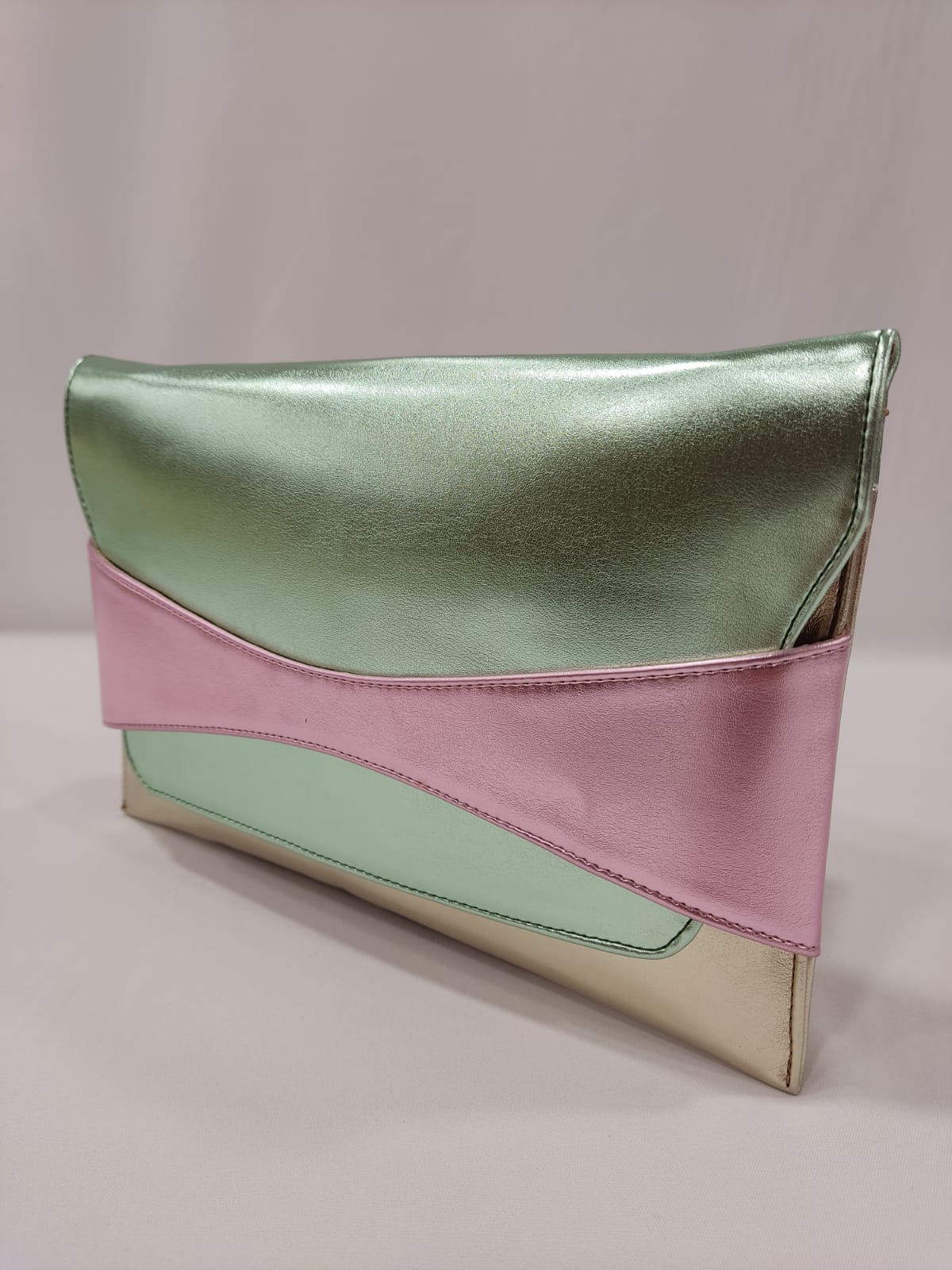 cartera-sobre-plano-banda-tacones-laura-tricolor-combi-dorado-rosa-verde-3