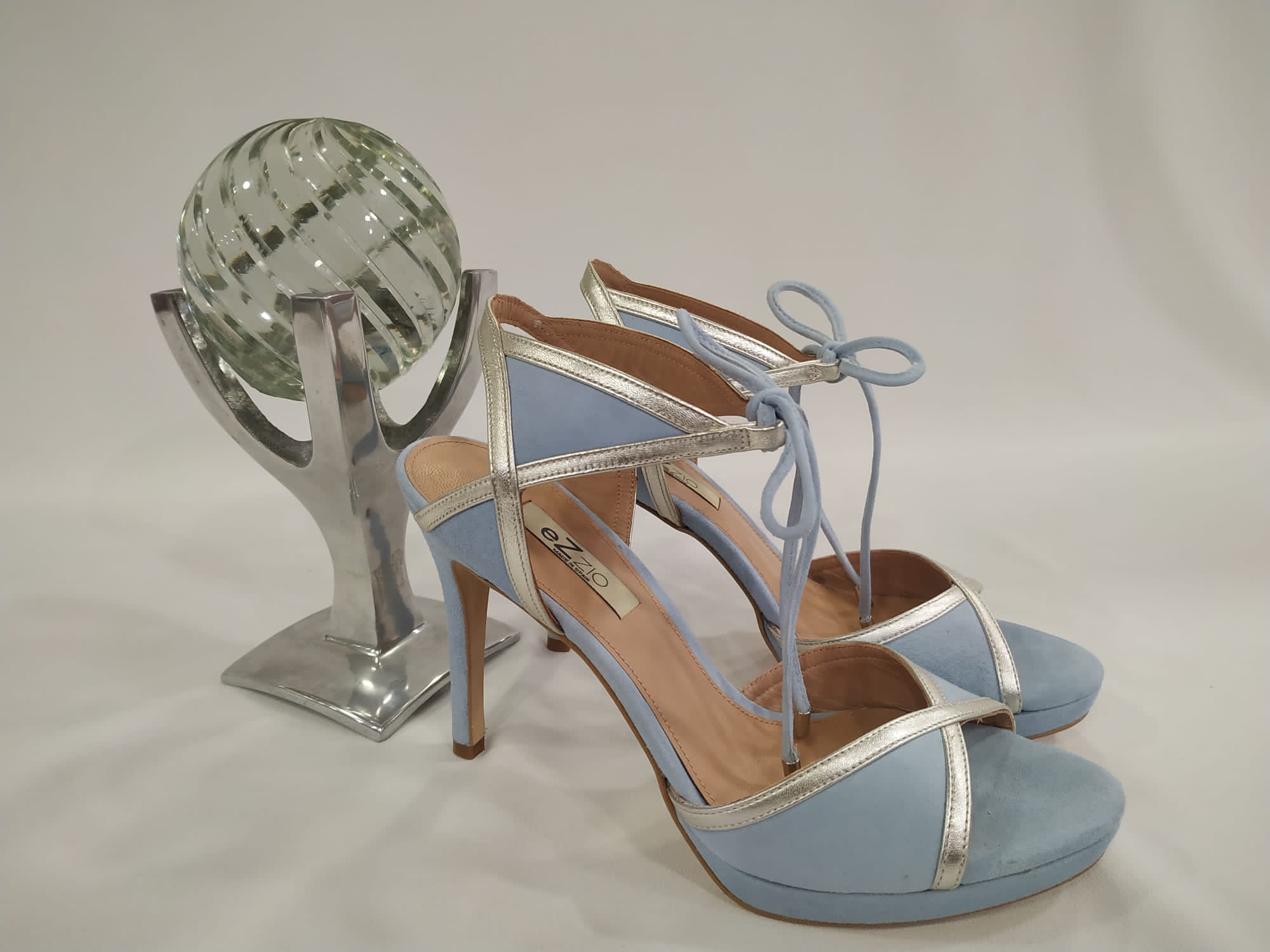 sandalia-ezzio-antares-platino-tobillera-azul-cielo-celeste
