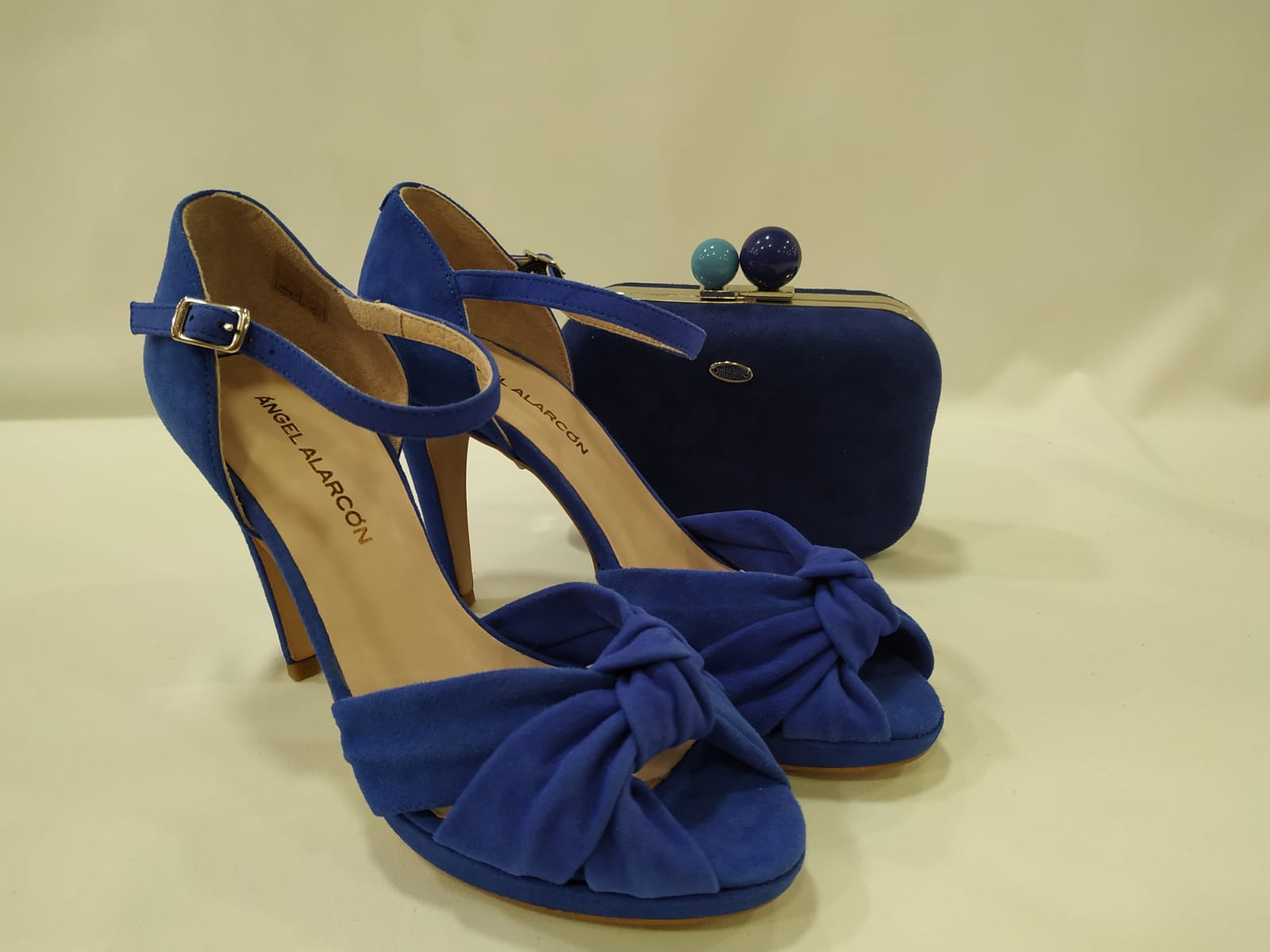 sandalia-tacon-peeptoe-angel-alarcon-amaya-azul-klein