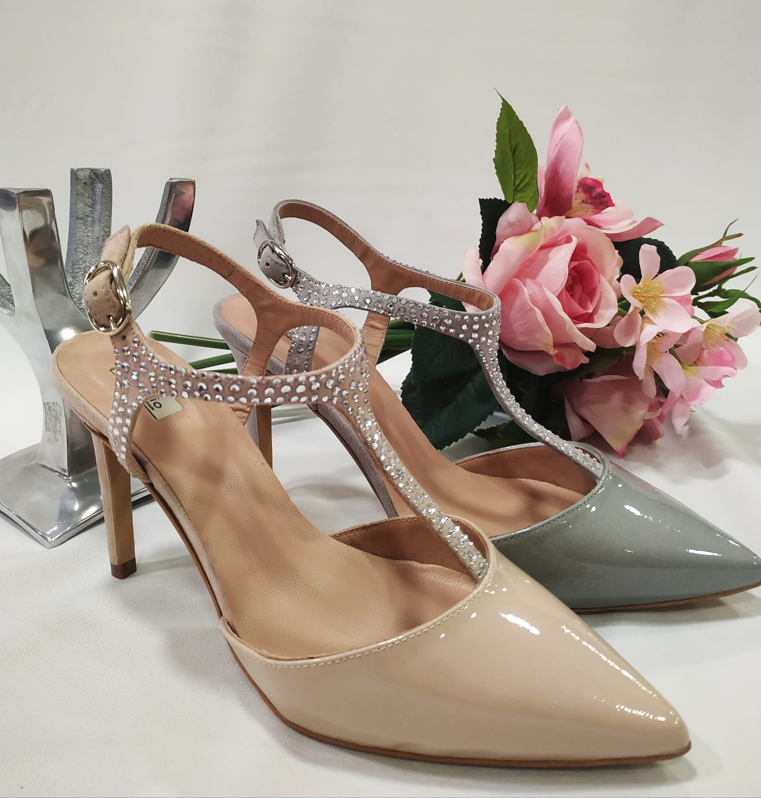 tacon-ezzio-luz-brillantes-charol-nude-gris