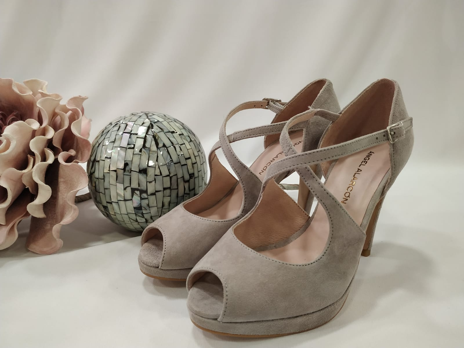 tacon-fama-angel-alarcon-tiras-peeptoe-gris