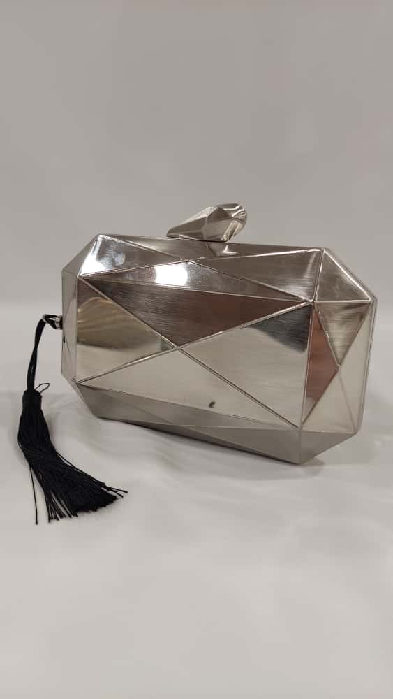 cartera-mano-clutch-metalizado-tacones-larua-relieves-pompon-mod19-162-2