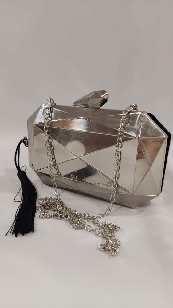 cartera-mano-clutch-metalizado-tacones-larua-relieves-pompon-mod19-162-3