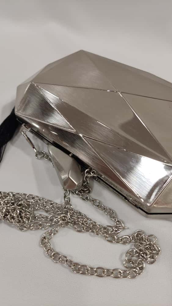 cartera-mano-clutch-metalizado-tacones-larua-relieves-pompon-mod19-162-4