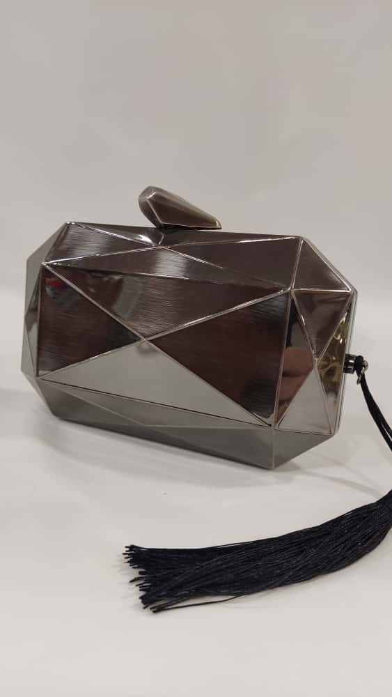cartera-mano-clutch-metalizado-tacones-larua-relieves-pompon-mod19-162-8